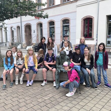 Mit Figur von Justin Sonder