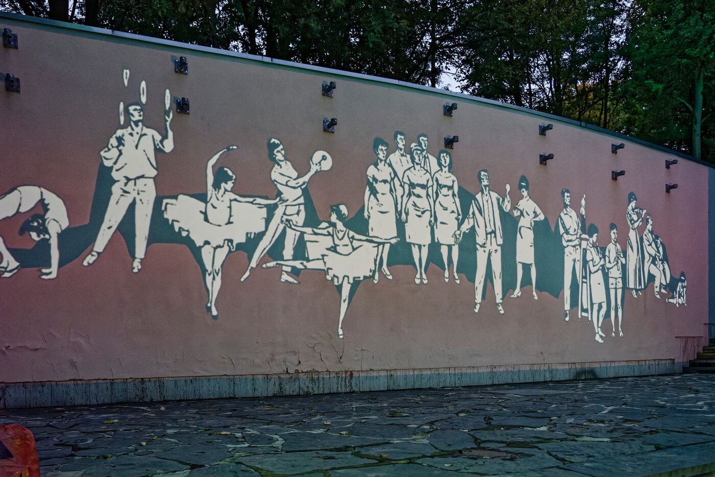 Ehemaliges Sgraffito durch Lichtprojektion dargestellt
